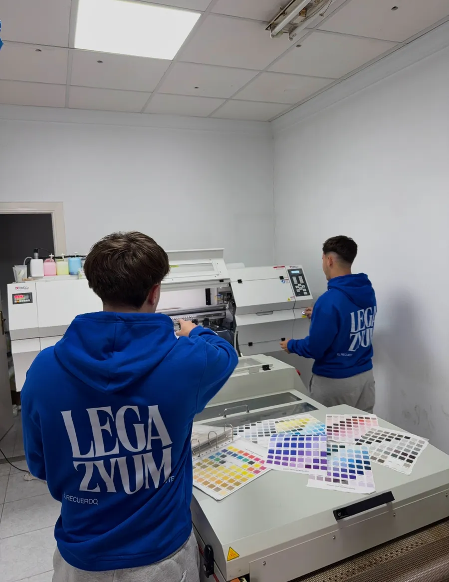 El equipo de Legazyum produciendo ropa personalizada