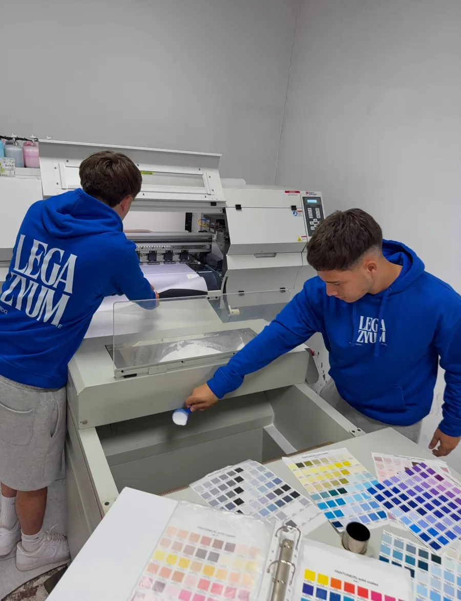 El equipo de Legazyum trabajando